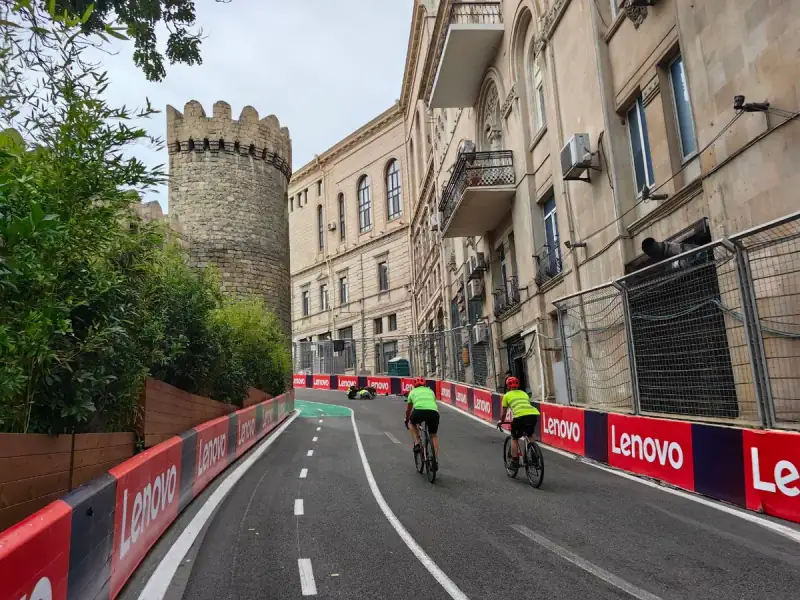 F1 Fan Zone Baku — Zone des fans F1 Bakou, Fanzone Formel 1 Baku, Zona de fans F1 Bakú